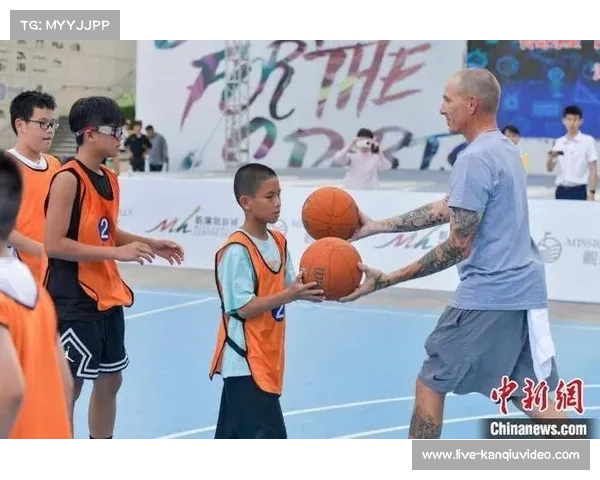 小球迷场边模仿球星动作，视频网络走红